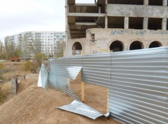 Волжане начали разбирать забор вокруг опасного долгостроя