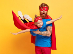 Этот папа накормит