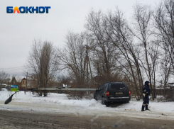 Внедорожник снес столб на перекрестке в Волжском: видео