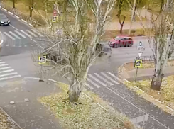 Не пропустил: в Волжском ДТП попало на камеры