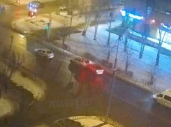 «Водила» без тормозов: авария на светофоре в Волжском попала на видео