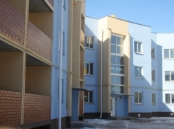 В Волжском 27 сирот получили ключи от новых квартир