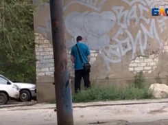 Кавалер без комплексов облегчился на детской площадке в Волжском