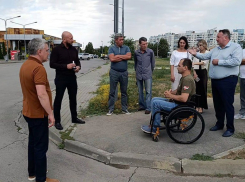 Депутаты провезли инвалида по Волжскому, чтобы убедиться в недостатке пандусов и наличии плохих дорог
