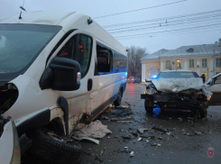 От удара «Приоры» в маршрутке повылетали стекла: 8 пострадавших, врачи борются за жизнь 22-летнего после ДТП в Волгограде 