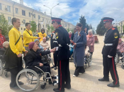 Патриотизм без границ: инклюзивные волонтеры Волжского подарили горожанам символ Победы