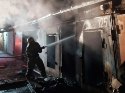 Двое мужчин погибли: среди ночи в гаражах Волжского вспыхнул огонь