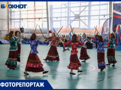 С саблями в руках и автоматом на плече: в Волжском прошел патриотический концерт