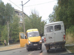 Иномарка влетела в кусты из-за столкновения с маршруткой в Волжском