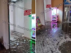 На видео попал потоп в ТРЦ  «ПланетаЛето» в Волжском