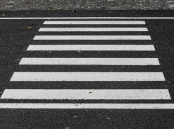 Сбил волжанку на пешеходном переходе: пострадавшей потребовалась помощь медиков