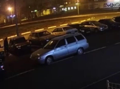 В Волжском неизвестный поджег автомобиль ВАЗ-2105