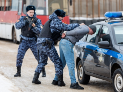 Волжанин заперся от Росгвардейцев в угнанном авто