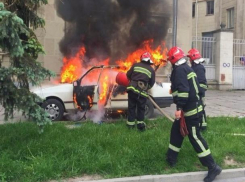 Водитель отечественного авто остался без транспорта из-за пожара в Волжском