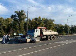 Близ Волжского произошло столкновение с КАМАЗом
