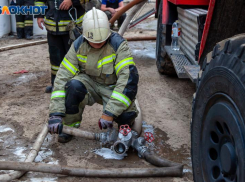 Поздней ночью в Волжском загорелся пятиэтажный дом