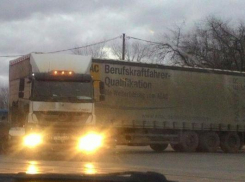 В Волжском при столкновение грузовика с легковушкой пришлось перекрывать движение