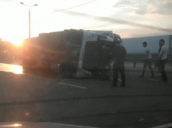 Фура перевернулась на Третьей продольной в Волгограде: видео очевидцев