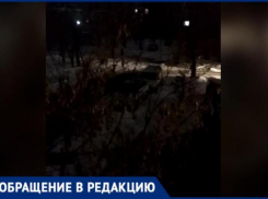 Дети в кромешной тьме гуляют на проезжей части в Волжском