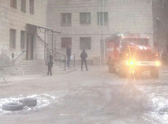 Крупный пожар в Волжском: огонь уничтожил общежитие в 8 микрорайоне