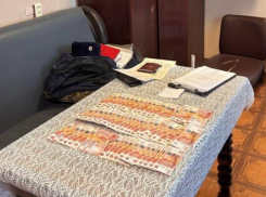 Двое родственников осужденного попытались «оплатить» УДО начальнику колонии в Волжском