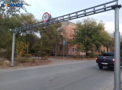 В 4 раз установили металлическую арку на улице Набережной