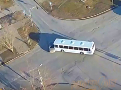 В Волжском сняли на видео, как пассажирский автобус таранит легковушку