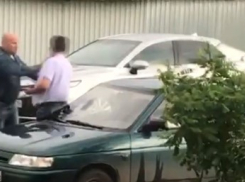 На видео попало избиение муниципального работника водителем волжского депутата от «Единой России»