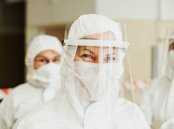 Работающим с ковидными пациентами медиками засчитают стаж в двойном размере