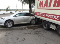 Полуприцеп «Магнита» смял две легковушки в центре Волгограда