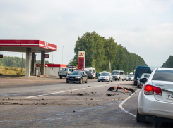 Под Волжским запасное колесо грузовика устроило ДТП с 2 автомобилями