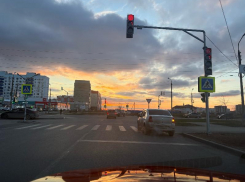 Долгожданный светофор начал работать на опасном перекрестке Волжского