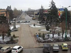 На улице Свердлова в Волжском решили запретить остановку машин в вечернее время