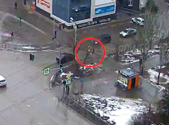 В Волжском разыскивают водителя, сбившего пешехода: видео