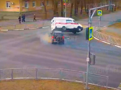 Момент столкновения внедорожника и «скорой» в Волжском попал на видео