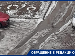 Мужчина получил травмы при падении на льду во дворе Волжского