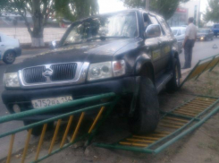 Водитель направил внедорожник без тормозов в забор для спасения людей