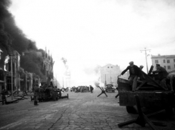 Волжане собрались у памятника Героям гражданской и Великой Отечественной войн и почтили память жертв бомбардировок Сталинграда