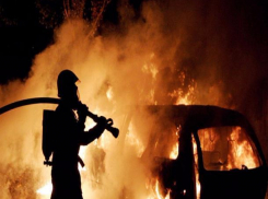 Пироманы сожгли три иномарки на улице Мира в Волжском 