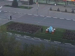 В Волжском неизвестный испортил пасхальную композицию и унес декоративный «кулич»: видео