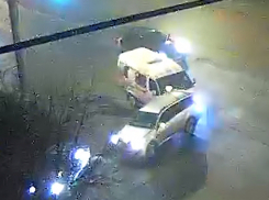 На видео попало, как маршрутка таранит внедорожник в Волжском 