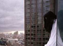 Волгоградка полезла в окно соседа за сигаретами и рухнула с 4 этажа