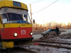 Автоледи на тонированной «четырнадцатой» врезалась в трамвай и остановила движ по городу