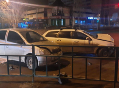 Молодой водитель устроил аварию и попал в больницу в Волжском