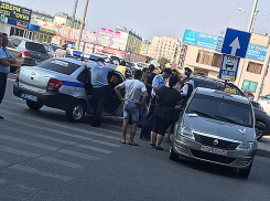 Пьяная компания избила таксиста на парковке «ПланетаЛето» в Волжском