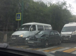 Три автомобиля «поцеловались» в центре города в Волжском