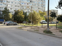 В Волжском продолжают ограждать парковку после выявленных прокуратурой нарушений