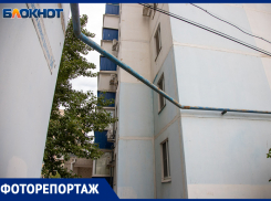 В Волжском два дома оказались связаны одной трубой: фоторепортаж