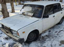 Стоят во дворе, занимают место: в Волжском избавляются от бесхозных машин