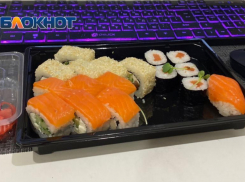 4 часа вместо обещанных 60 минут прождала роллы жительница Волжского